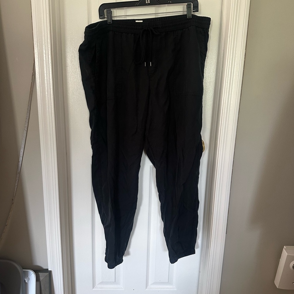 GAP Black Jogger Sweatpants with Tapered Leg